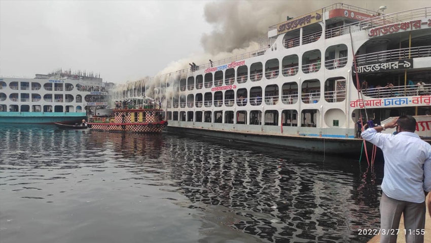 রাজধানীর   সদরঘাটে ‘অ্যাডভেঞ্চার-৯’ লঞ্চে আগুন, নিয়ন্ত্রণে ৭ ইউনিট