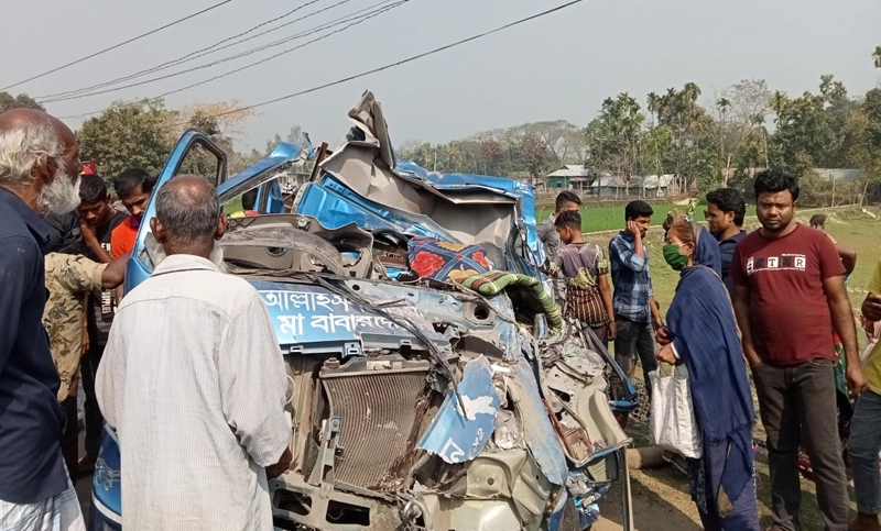 নেত্রকোনা য় ট্রাকে পিকআপের ধাক্কা, ব্যবসায়ীসহ নিহত ২