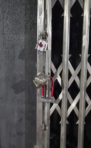 আবাসিক ভবনে ভুয়া ট্রেড লাইসেন্সে বাণিজ্যিক কার্যক্রম, বাড়ি সিলগালা