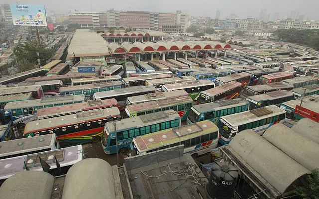 রাজধানীর মহাখালীতে বাস ভাঙচুরের প্রতিবাদে পরিবহনশ্রমিকদের সড়ক অবরোধ