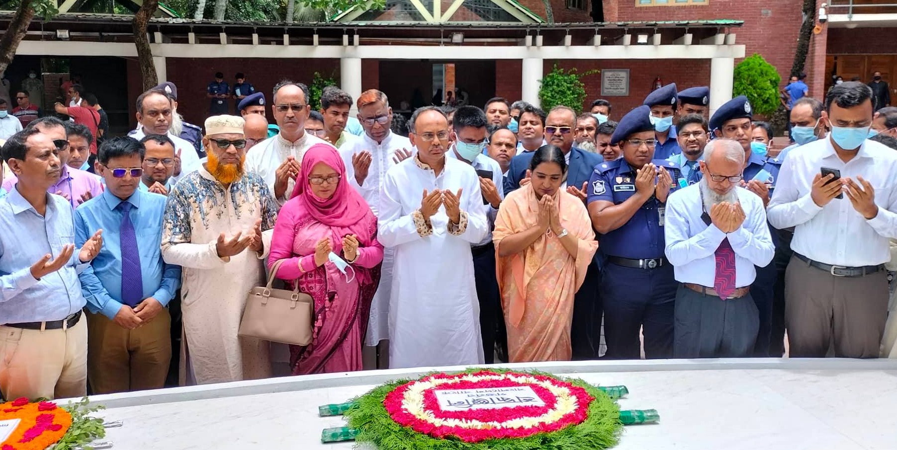 বঙ্গবন্ধুর সমাধিতে বাংলাদেশ ব্যাংকের নবনিযুক্ত গভর্নরের শ্রদ্ধা