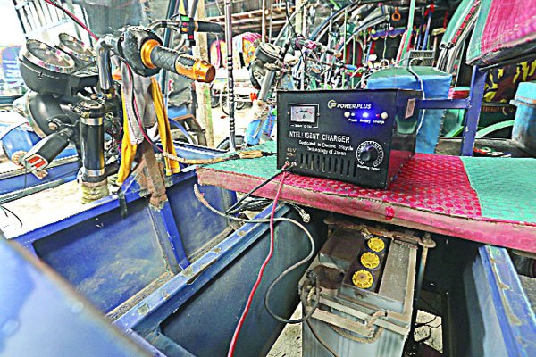 বিদ্যুৎখেকো ১৫ লাখ ইজিবাইক দৈনিক দেড় হাজার মেগাওয়াট বিদ্যুৎ খরচ, বেশির ভাগ গ্যারেজেই অবৈধ সংযোগে রাতভর চার্জ হচ্ছে ব্যাটারি