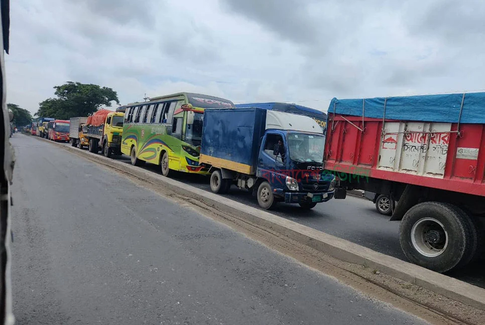 ঢাকা-চট্টগ্রাম মহাসড়কের ৫ কি.মি. জুড়ে তীব্র যানজট