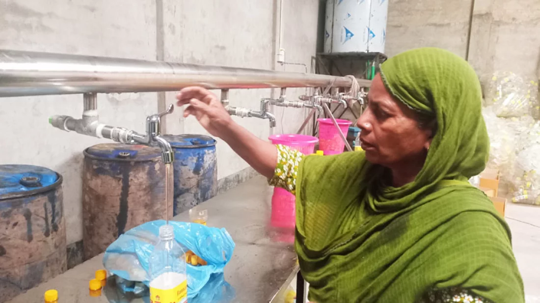 ড্রামের ময়লাযুক্ত তেল বোতলজাত করে বিক্রি!