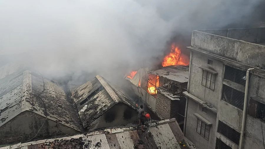 রাজধানীর লালবাগে কারখানায় আগুন, নিয়ন্ত্রণে ফায়ার সার্ভিসের ৮ ইউনিট
