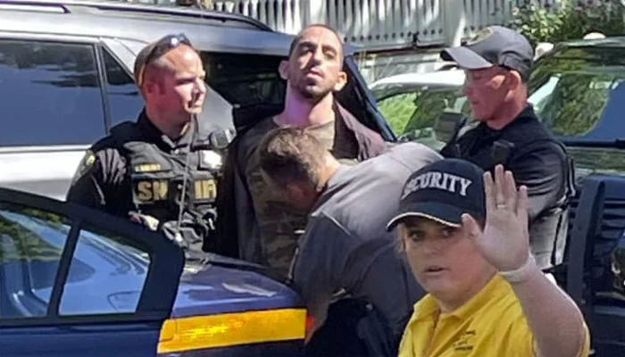 সালমান রুশদির ওপর হামলাকারী যুবকের পরিচয় প্রকাশ