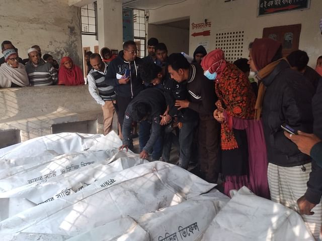 শরীয়তপুরের জাজিরায় ট্রাকের নিচে অ্যাম্বুলেন্স, নিহত ৬