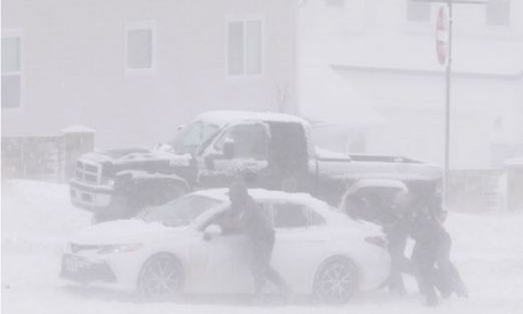 প্রবল তুষারপাতে যুক্তরাষ্ট্রে বাতিল হাজারো ফ্লাইট, বিপর্যস্ত জনজীবন