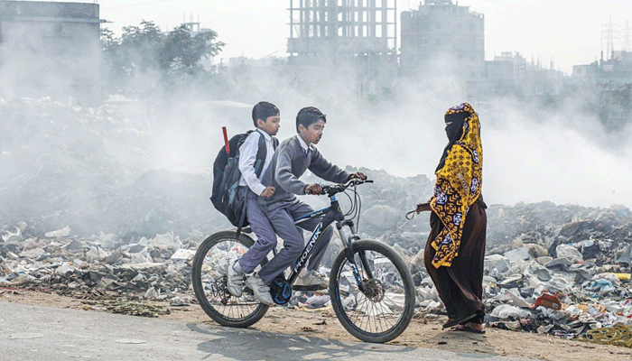 দূষিত শহরের তালিকায় আজ শীর্ষ চারে ঢাকা