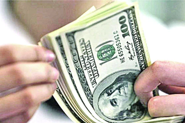 ডলার সংকট সহসা কাটছে না বাড়তি দামে কেনাবেচা করছে ব্যাংকগুলো