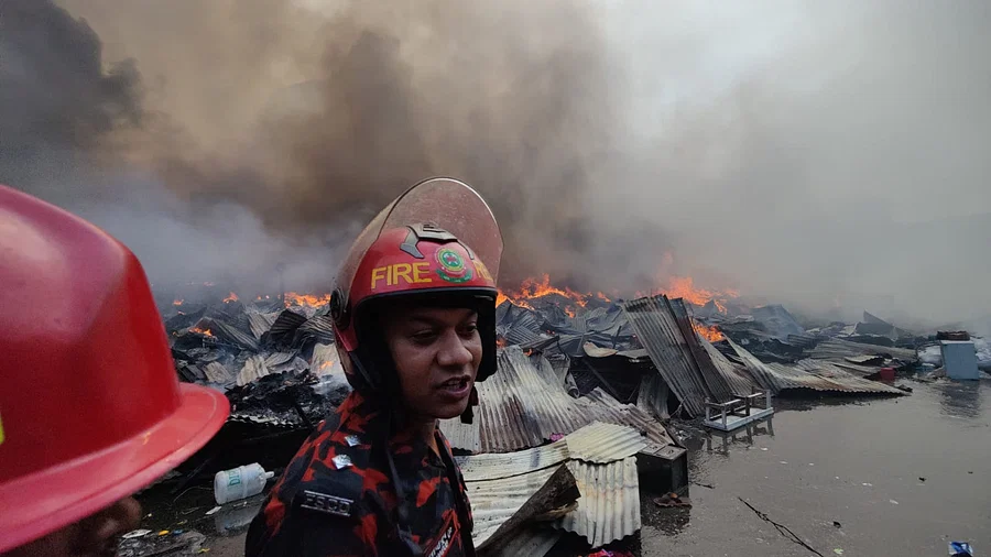 বঙ্গবাজারের আগুন নিয়ন্ত্রণে আনতে সেনাবাহিনীর সাহায্যকারী দল, বিমানবাহিনীর হেলিকপ্টার