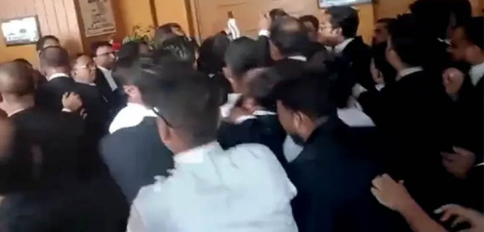 সুপ্রিম কোর্টে ফের আ.লীগ-বিএনপিপন্থি আইনজীবীদের মধ্যে ধাক্কাধাক্কি, ভাঙচুর