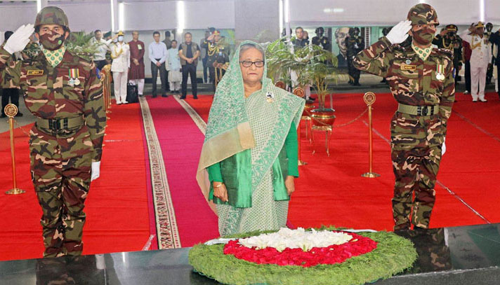 বঙ্গবন্ধুর প্রতিকৃতিতে প্রধানমন্ত্রীর শ্রদ্ধা