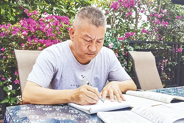 চীনের কোটিপতি ২৭ বারের মতো বিশ্ববিদ্যালয়ে ভর্তি পরীক্ষা দিলেন তিনি