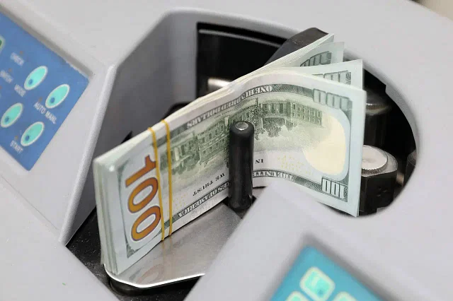 ডলার-সংকট  আমদানি কমছে, কাটছে না সংকট  আমদানি খরচ কমলেও বিদেশি সেবা ও পরিবহন খরচ এবং ঋণ পরিশোধে যে খরচ হচ্ছে, তাতে ডলারের আয়-ব্যয়ে বড় অঙ্কের ঘাটতি থেকে যাচ্ছে।