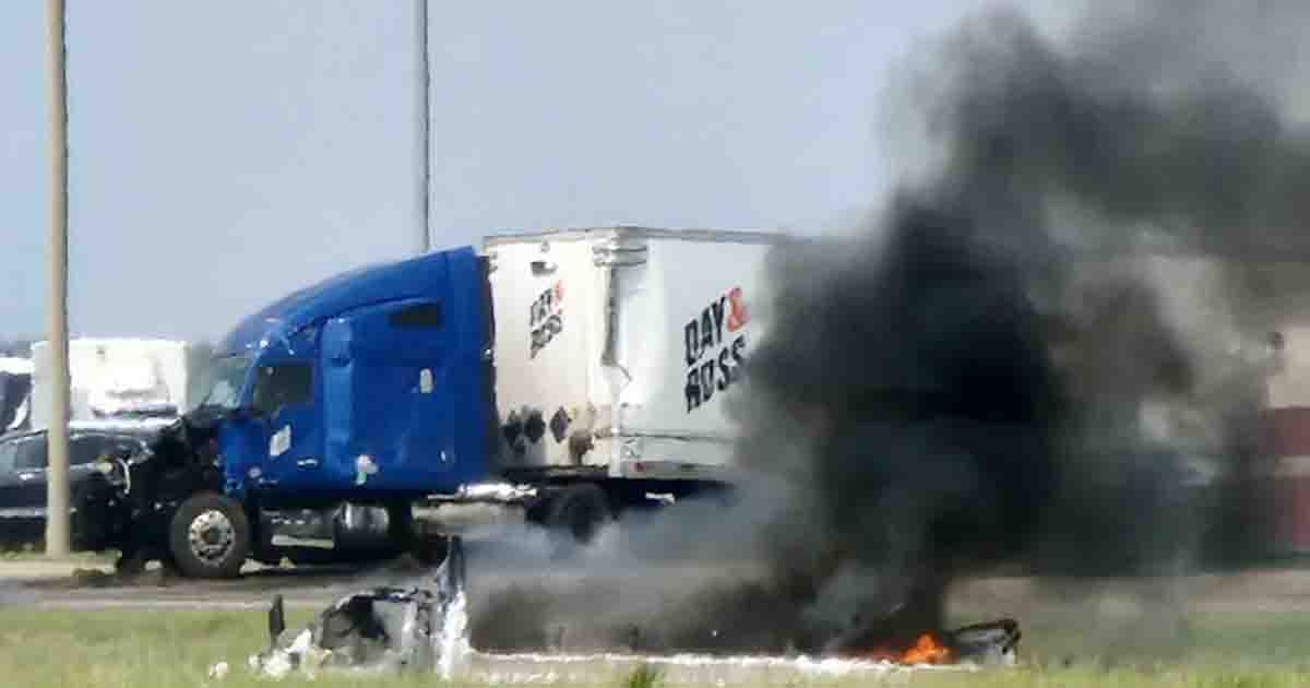 কানাডায় সড়ক দুর্ঘটনায় ১৫ জন নিহত