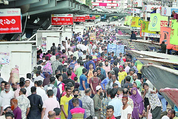 এবার স্বস্তির ঈদযাত্রা অনলাইনে টিকিট, কম যানজট, হাসিমুখে বাড়ি ফিরছে মানুষ।