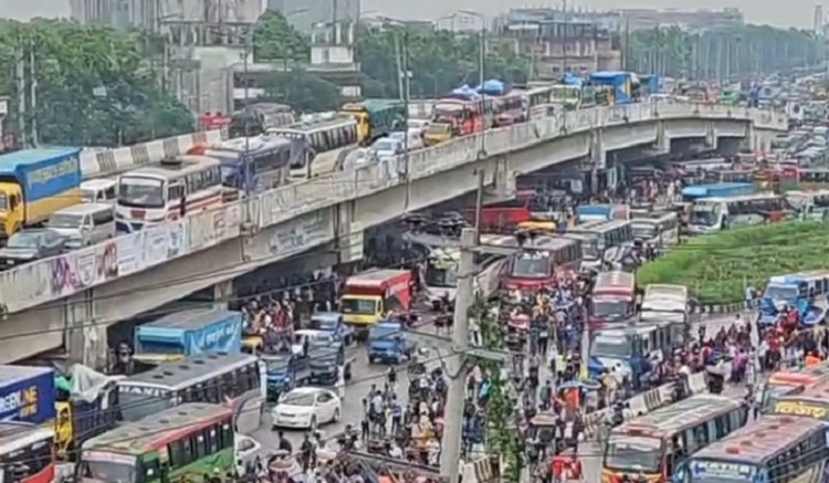 ঈদযাত্রায় গাজীপুর মহাসড়ক: সকালে স্বস্তি, দুপুরেই ভোগান্তি