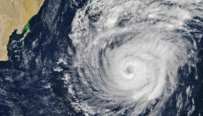 ভয়াবহ গতি নিয়ে এগোচ্ছে ঘূর্ণিঝড় বিপর্যয়