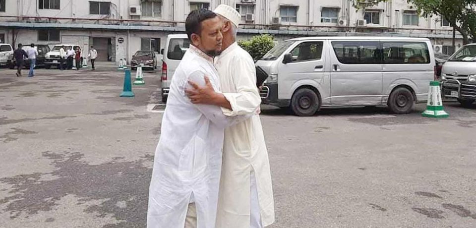 সচিবালয়ে উপস্থিতি কম, ঈদের কোলাকুলি