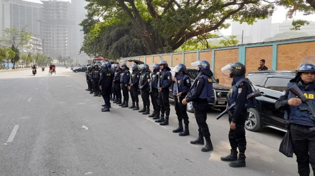 রাজধানীতে সর্বোচ্চ সতর্কতা *শতাধিক চেকপোস্টে তল্লাশি *নয়াপল্টনে বিএনপি কার্যালয়ের সামনে পুলিশ-র‍্যাবের অবস্থান *জনভোগান্তি হলে কর্মসূচিতে নিষেধাজ্ঞা দেবে পুলিশ: ডিএমপি কমিশনার