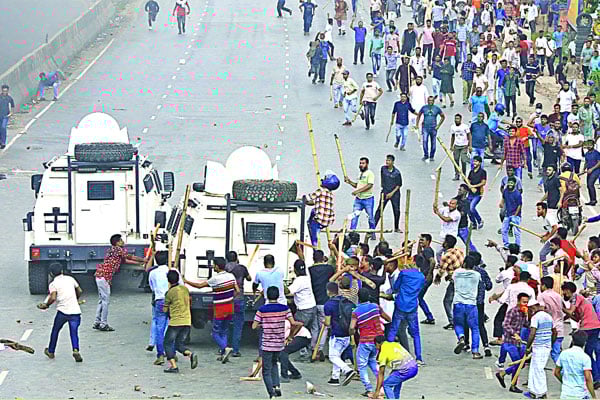 রাজপথে আবার সংঘাত বিএনপির ঢাকা প্রবেশপথে অবস্থান কর্মসূচিতে পুলিশের সঙ্গে সংঘর্ষ গুলি আগুন গ্রেফতার
