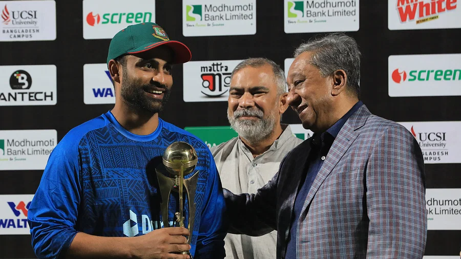 সাক্ষাৎকারে নাজমুল হাসান ‘নাটক আর ভালো লাগে না, অতিষ্ঠ হয়ে গেলাম’ আন্তর্জাতিক ক্রিকেট থেকে তামিমের হঠাৎ অবসরের কী কারণ? এটা কি ঝোঁকের বশে নেওয়া সিদ্ধান্ত, নাকি অনেক অভিমানের বহিঃপ্রকাশ? ক্রিকেট বোর্ড কীভাবে নিচ্ছে ওয়ানডে অধিনায়কের এই অবসর? বিসিবি সভাপতি নাজমুল হাসানের কাছে এসব প্রশ্নের উত্তর খোঁজার চেষ্টা করেছেন উৎপল শুভ্র—