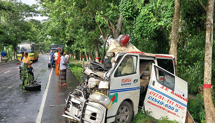 এক মাসে সড়কে ঝরল পাঁচ শতাধিক প্রাণ