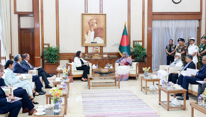 প্রধানমন্ত্রীর সঙ্গে সৌজন্য সাক্ষাৎ করেছেন উজরা জেয়া।