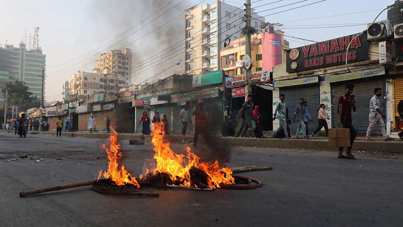 অবরোধের সকালে উত্তরায় সড়ক বন্ধের চেষ্টা।
