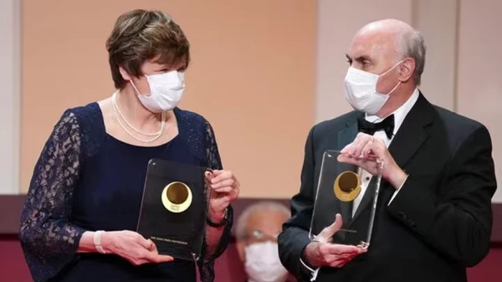 করোনার টিকায় অবদানের জন্য নোবেলজয়ী কে এই দুই বিজ্ঞানী ’