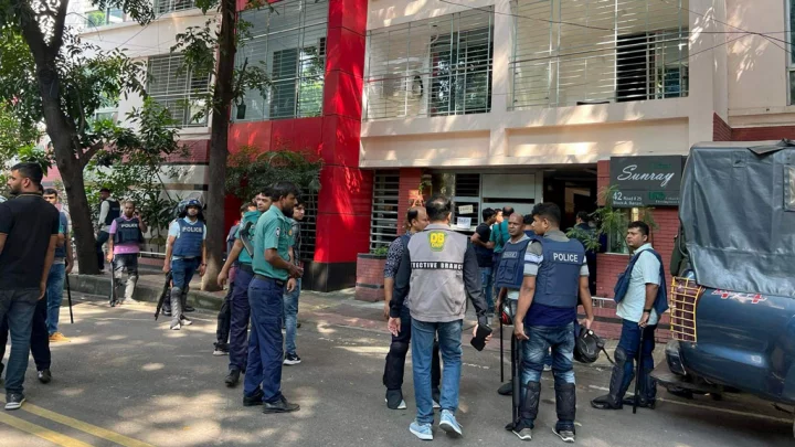 বিএনপির আমির খসরুর বাসার সামনে পুলিশের অবস্থান ।