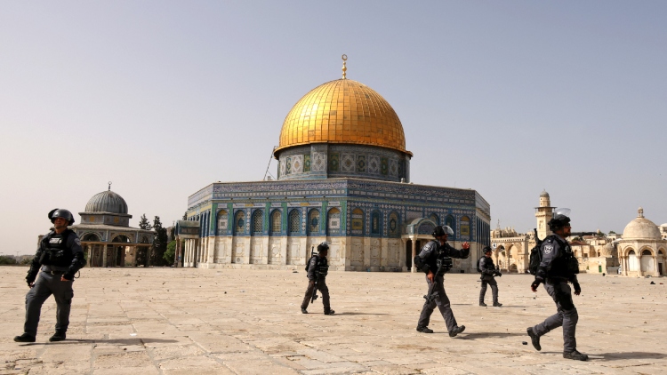 আল-আকসায় মুসল্লিদের ঢুকতে দিচ্ছে না ইসরায়েল