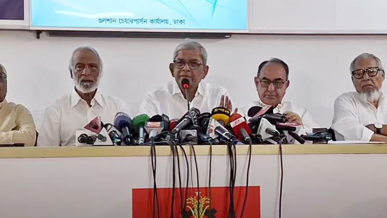 সংবাদ সম্মেলনে ফখরুল ‘শেখ হাসিনাকে ক্ষমতায় রেখে বিএনপি নির্বাচনে যাবে না’