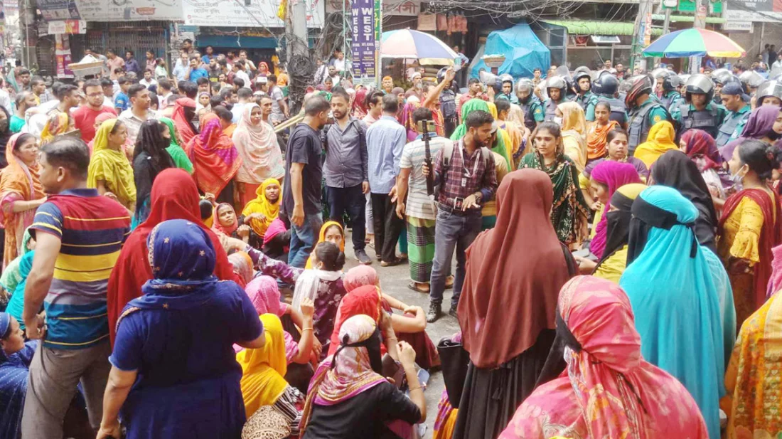 আজও শেওড়াপাড়ার সড়কে শ্রমিকরা, যান চলাচল বন্ধ