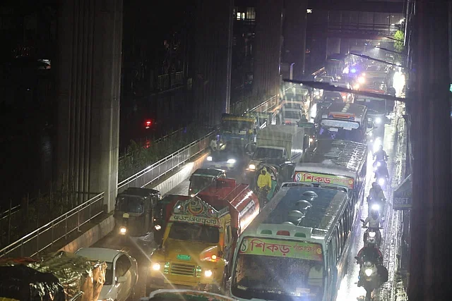 বৃষ্টি হলেই ঢাকায় কেন অসহ্য যানজট, কী বলছে পুলিশ ও চালক