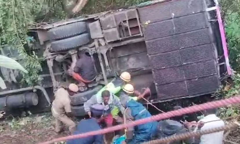 ভারতে ৫৫ যাত্রী নিয়ে ট্যুরিস্ট বাস খাদে, ৮ জনের মৃত্যু