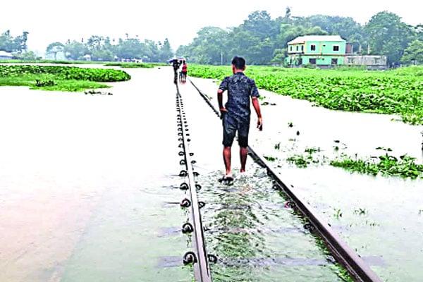 অবনতি বন্যা পরিস্থিতির কিশোরগঞ্জ-ময়মনসিংহ রেললাইন পানির নিচে – পাবনায় সড়ক ধসে যান চলাচল বন্ধ – রাঙামাটিতে লাল পতাকা উড়িয়ে সতর্কতা জারি