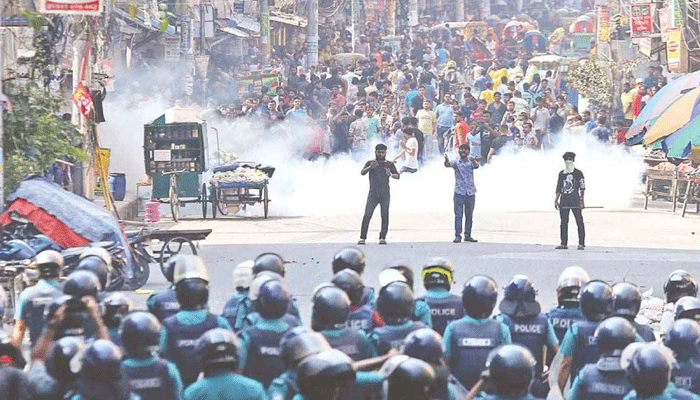 পুলিশ-পোশাকশ্রমিক সংঘর্ষে রণক্ষেত্র আশুলিয়া