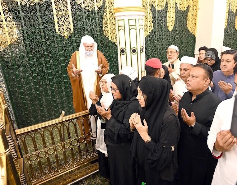 PM offers ziarat at Masjid Al-Nabawi