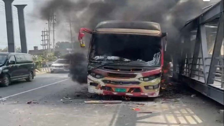 গাজীপুরে দুই বাসে আগুন