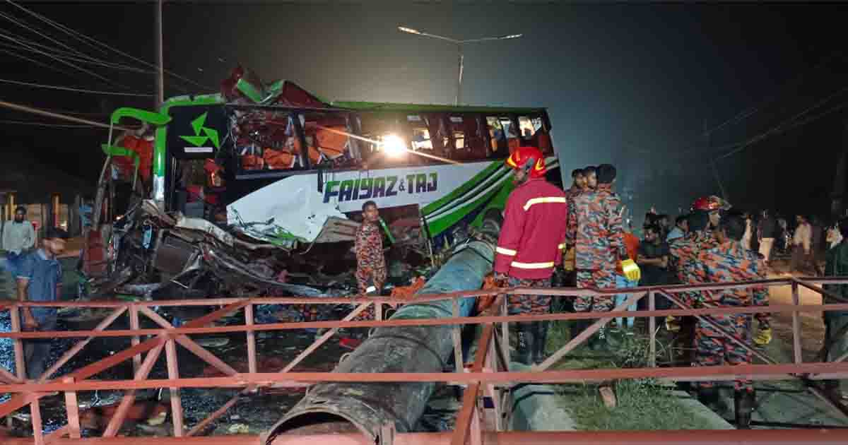 ময়মনসিংহে পিকআপকে ধাক্কা দিয়ে ডিভাইডারে বাস, নিহত ৪