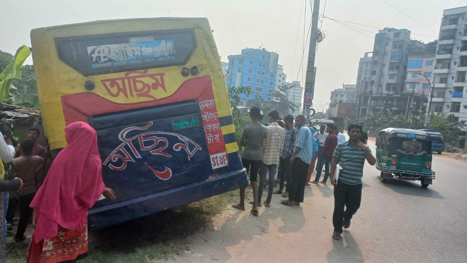 মেরাদিয়ায় বাসে আগুন, পরিবহন শ্রমিক দগ্ধ