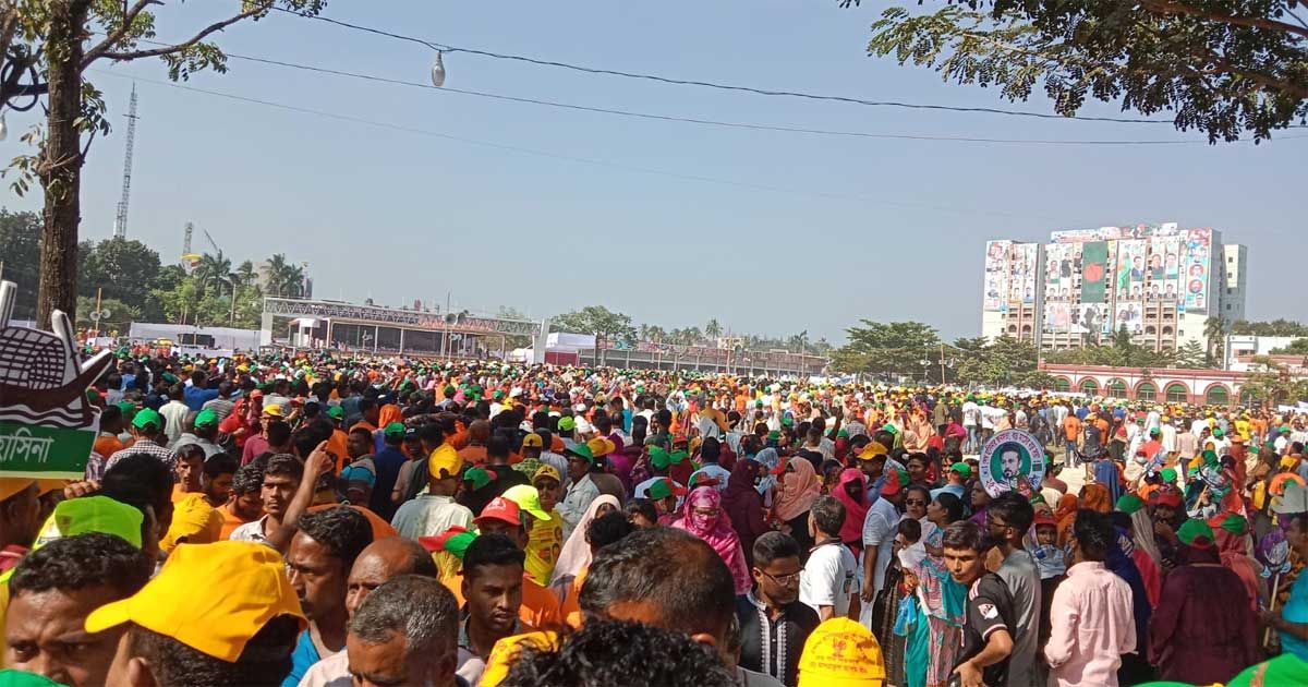 খুলনায় প্রধানমন্ত্রীর জনসভা কানায় কানায় পূর্ণ সার্কিট হাউস, সড়কেও নেতা-কর্মীদের ঢল