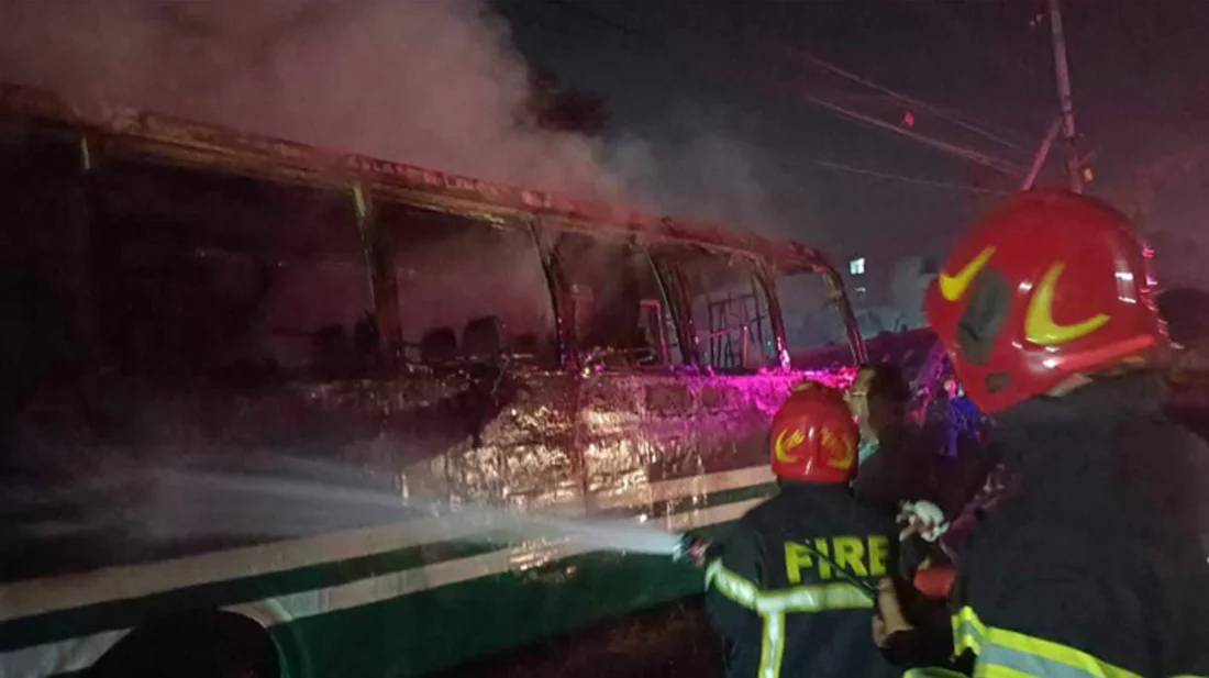 রাজধানীতে ৩ বাসে আগুন