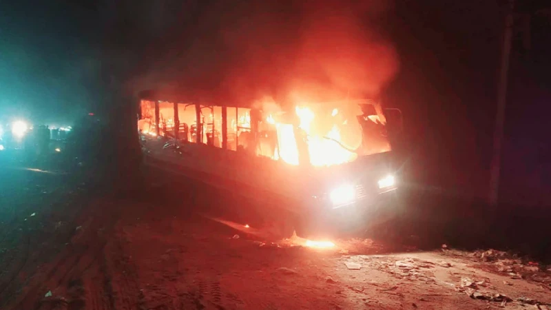 মহাসড়কে দাঁড়িয়ে থাকা বাসে আগুন