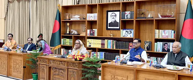 গাড়ি পোড়াচ্ছে কে, আওয়ামী লীগের নেতা–কর্মীদের খোঁজ নিতে নির্দেশ