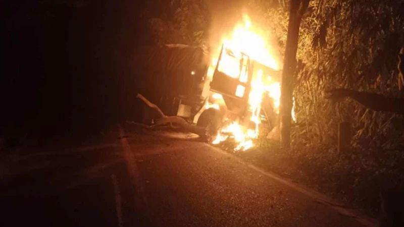 সরকারি চালবাহী ট্রাকে আগুন, চালকসহ দগ্ধ ২