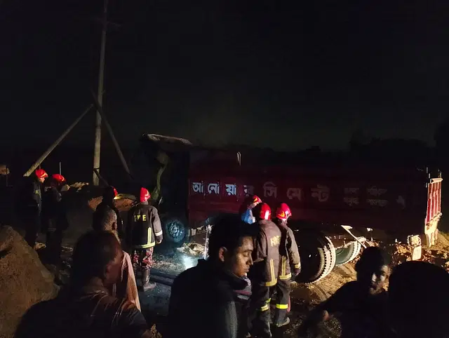 গাজীপুরে সিমেন্টবাহী ট্রাকের গতি রোধ করে আগুন