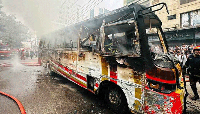 বিজয়নগরে বাসে আগুন